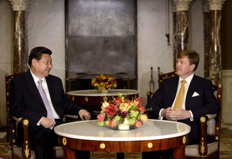 O rei Willem-Alexander conversa com Xi Jinping neste sábado. A visita do presidente chinês à Europa acontece em meio à crise na Crimeia