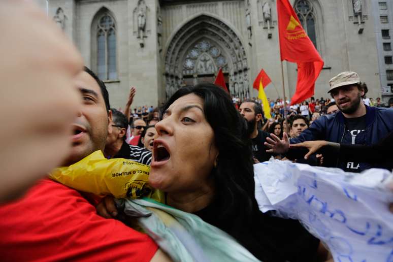 <p><strong>São Paulo - </strong>A concentração ocorria pacificamente, mas registrou ao menos um tumulto isolado: uma mulher foi hostilizada ao gritar contra o evento, enquanto carregava uma Bandeira do Brasil e uma cartaz que dizia 'Brasil não é Cuba'</p>