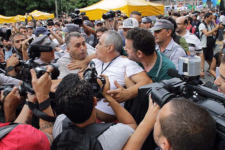 <p>Manifestante foi cercado e chamado de "comunista" e "petista" durante o evento</p>