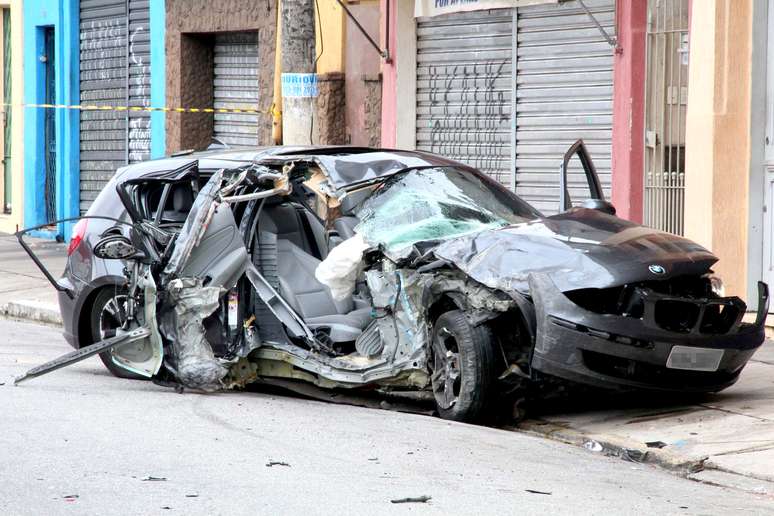 Motorista perdeu o controle do veículo e bateu em um poste na avenida Imirim, em São Paulo