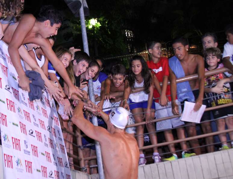 Nadador brasileiro comemorou conquista com crianças ao deixar a piscina