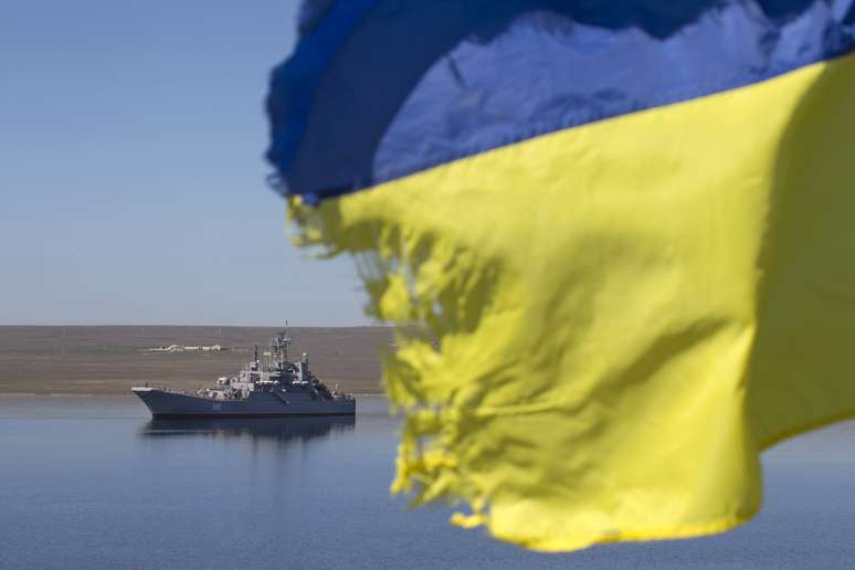 A bandeira ucraniana é hasteada por um membro da família de um marinheiro a bordo do último navio na Crimeia 