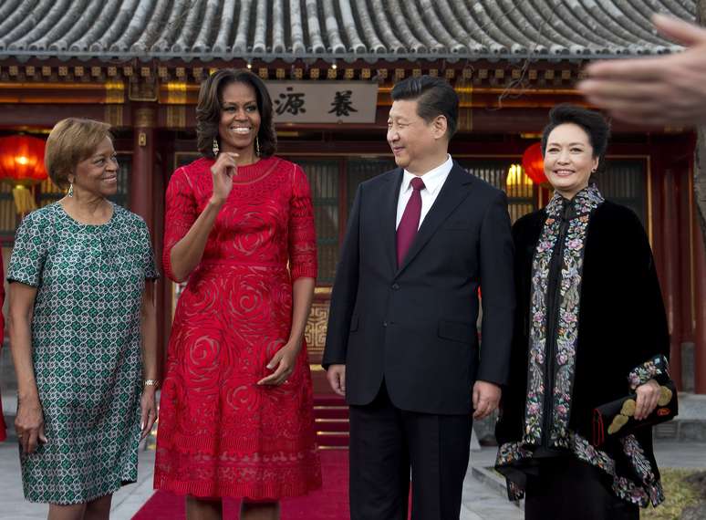 <p>À esquerda, a mãe de Michelle Obama Marian Robinson, ao lado da filha, em visita ao presidente da China Xi Jiping, e sua esposa Peng Liyuan</p>