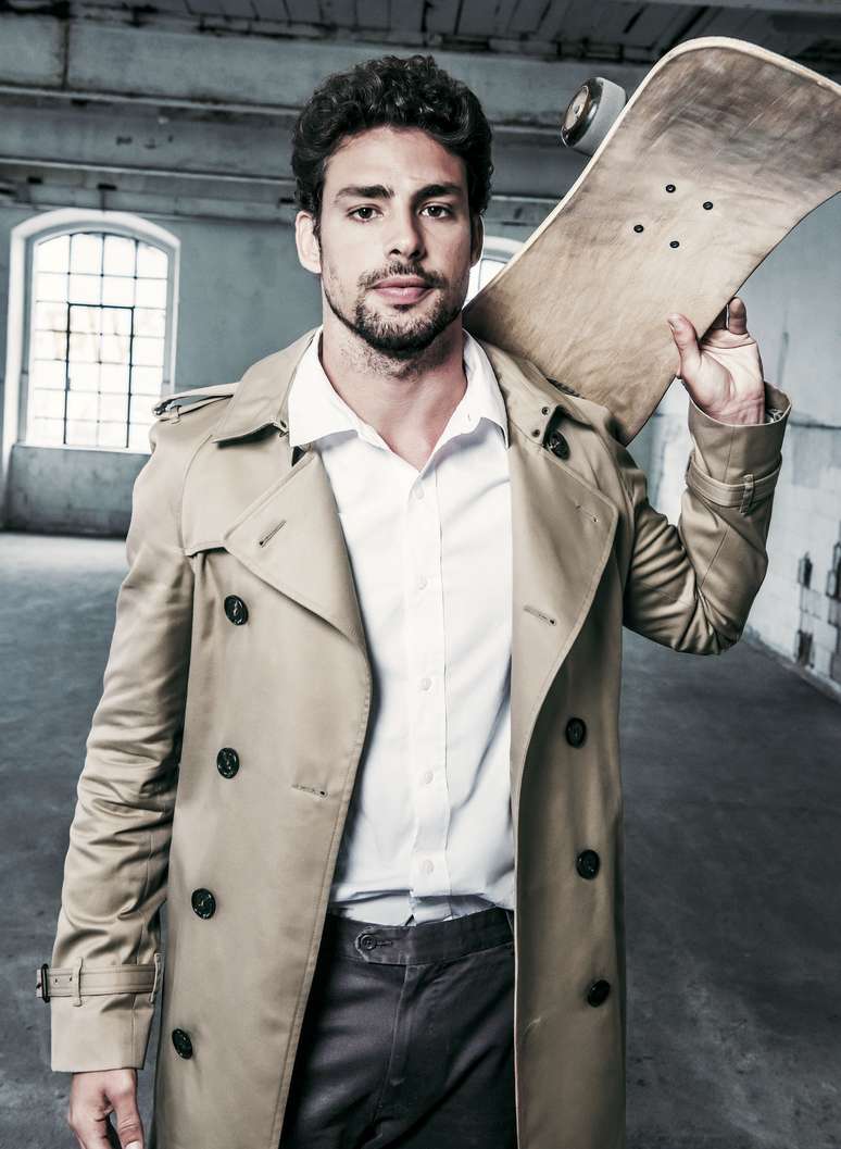 <p class="text">Cauã Reymond estrela novas fotos da grife Democrata, de calçados masculinos </p><p class="text"> </p>