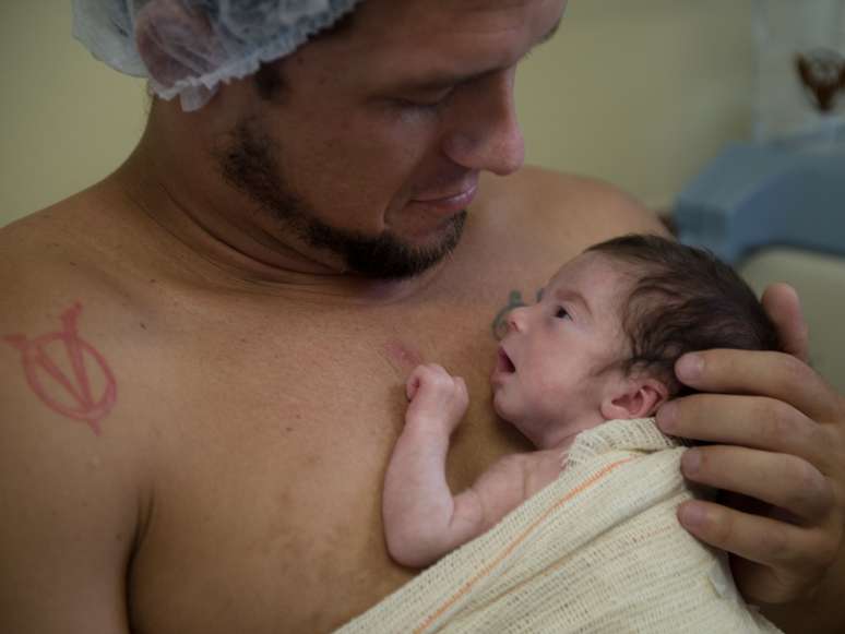 <p>A coordenadora da UTI e UI do Hospital Estadual Rocha Faria, Angelica Svaiter, diz que um dos objetivos do projeto é "fazer uma família"</p>