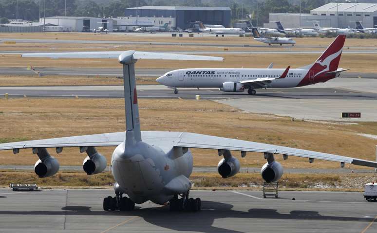 Avião chinês envolvido nas buscas pelo MH370 disse ter vistos 'vários objetos' a sudoesta da cidade de Perth 