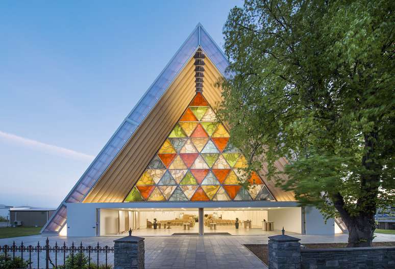 <p>Com linhas elegantes e usando materiais inusitados, como papel, o japonês Shigeru Ban recebeu o Prêmio Pritzker de 2014, considerado o Nobel da arquitetura. Uma de suas obras mais impressionantes é esta catedral, feita com tubos de papelão</p>