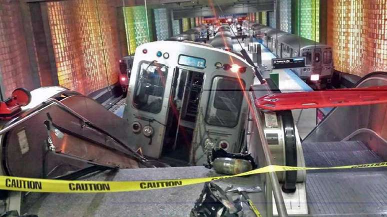 <p>Trem ficou preso em uma escada rolante após descarrilar no Aeroporto Internacional O'Hare, em Chicago</p>