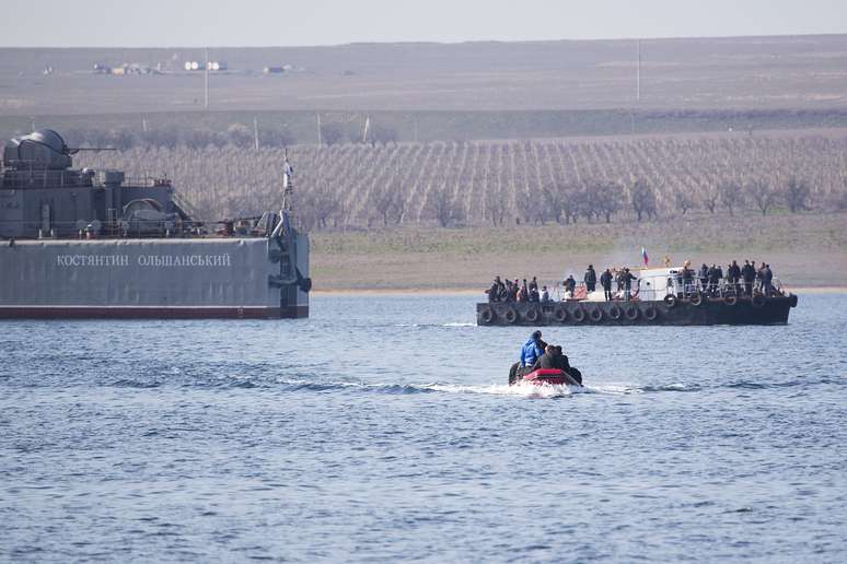 Soldados ucranianos deixaram o navio Konstantin Olshansky no lago Donuzlav, Crimeia, nesta segunda-feira
