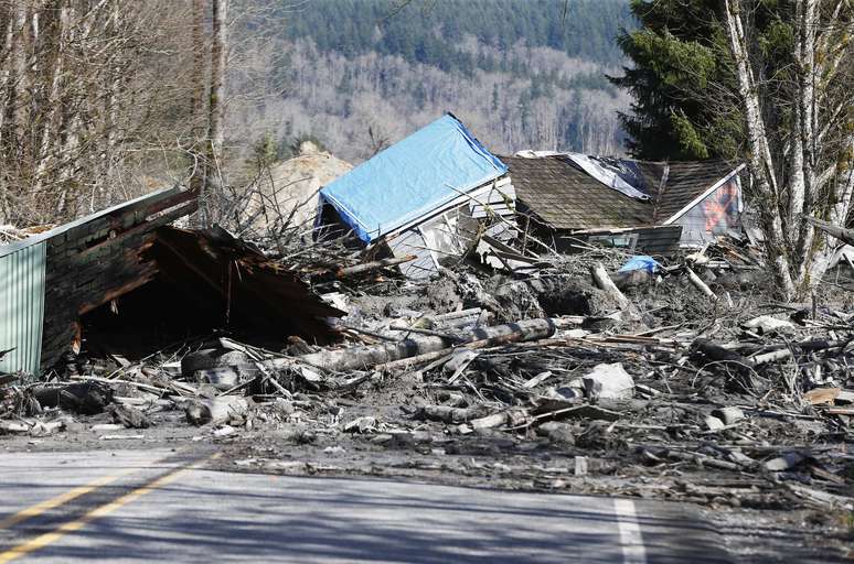 Um maciço deslizamento varreu uma comunidade no estado de Washington, no noroeste dos Estados Unidos, no sábado