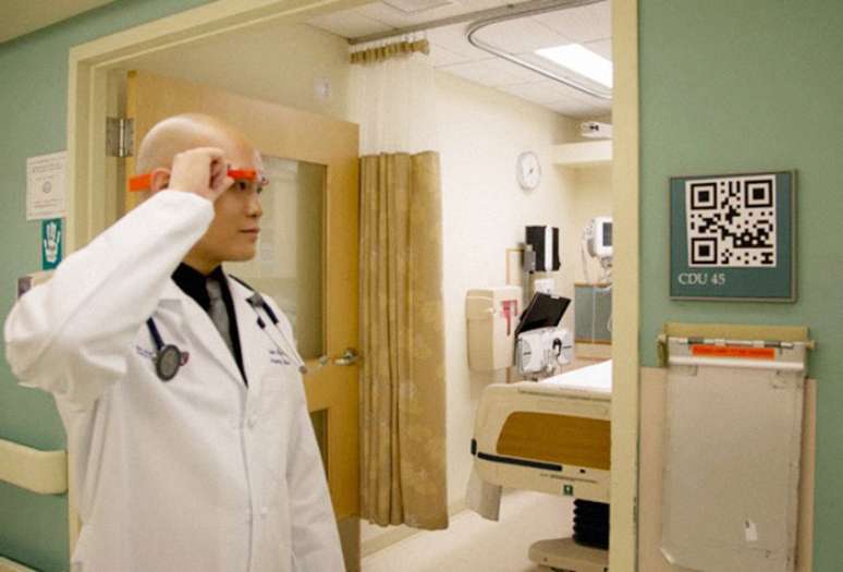Ao ler o QR code do lado das salas, o Google Glass mostra informações do prontuário do paciente