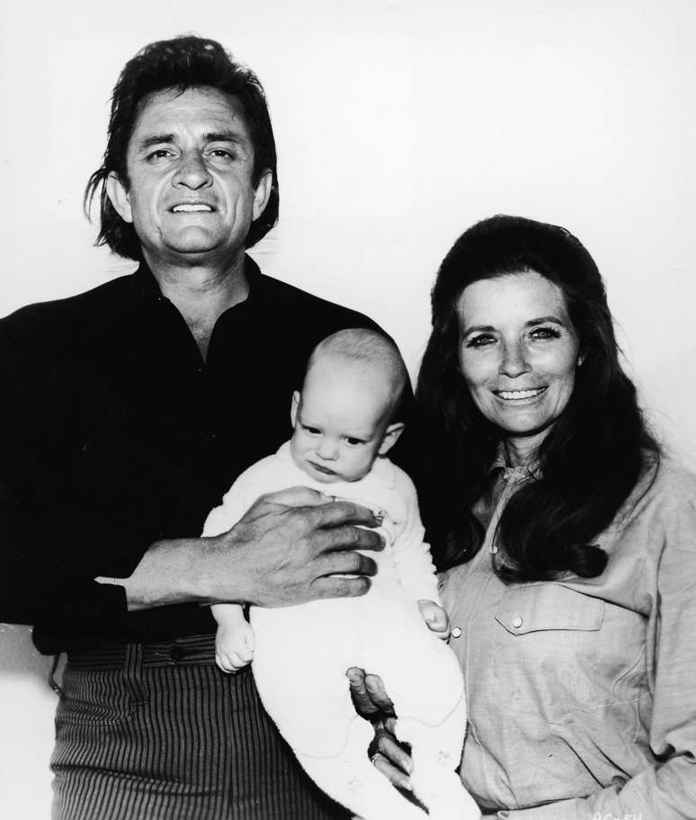 <p>Johnny Cash com a mulher, June Carter Cash, e o filho, John Carter Cash, em 1970</p>