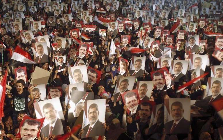 Membros da Irmandade Muçulmana e apoiadores do ex-presidente egípcio Mohamed Mursi na praça da mesquita Raba El-Adwyia no Cairo, em julho. Um tribunal egípcio sentenciou à morte na segunda-feira 529 membros da proscrita Irmandade Muçulmana, sob acusações de homicídio e outros crimes, numa forte escalada da repressão ao movimento, o que deve contribuir para a instabilidade no país. 03/07/2013