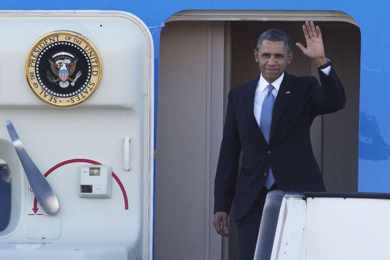 <p>Barack Obama desembarca do Air Force One em sua chegada ao aeroporto de Amsterdã, na Holanda, nesta segunda-feira, 24 de março, para discutir com outros seis líderes mundiais como punir a Rússia pela anexação da região Crimeia, incluindo a possibilidade de exclusão de Moscou do G8</p>