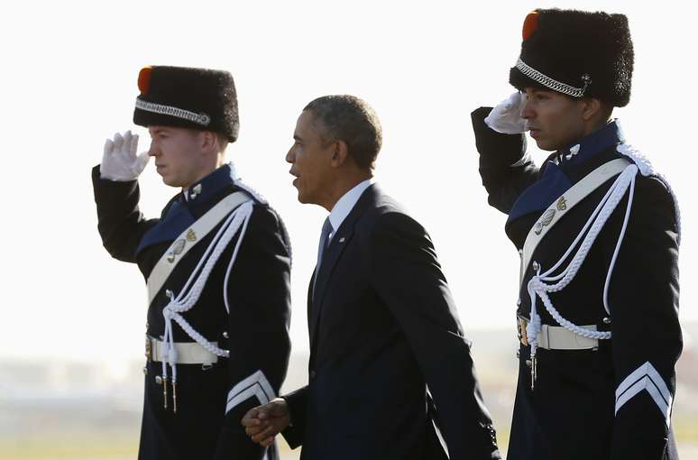 <p>Barack Obama, ao chegar no aeroporto internacional da Amsterdã, para participar da reunião do G7 sobre Ucrânia e outros temas, nesta segunda-feira, 24 de março</p>