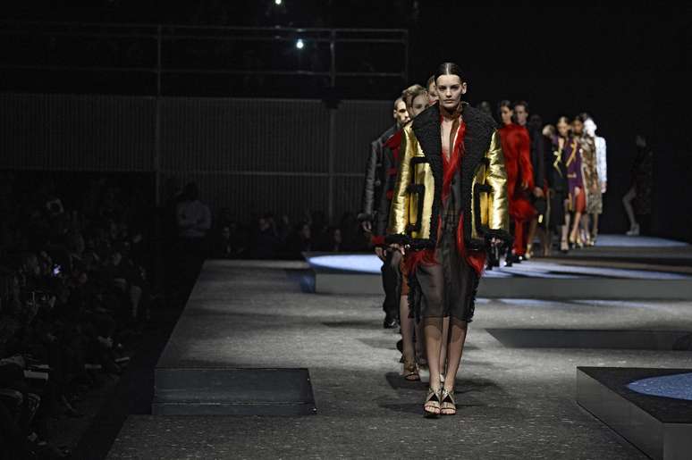 Grife desfila na semana de moda de Paris sua coleção de inverno 2015