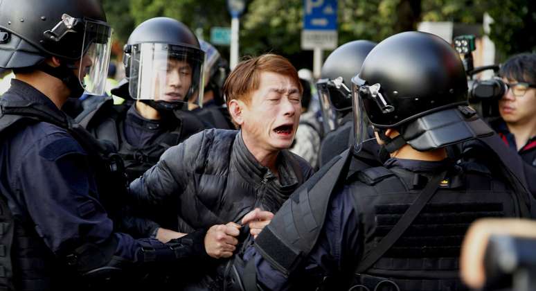 Pelo menos 36 pessoas ficaram feridas em Tawian em confrontos entre 2 mil policiais e milhares de manifestantes que protestavam contra um pacto de serviços com a China