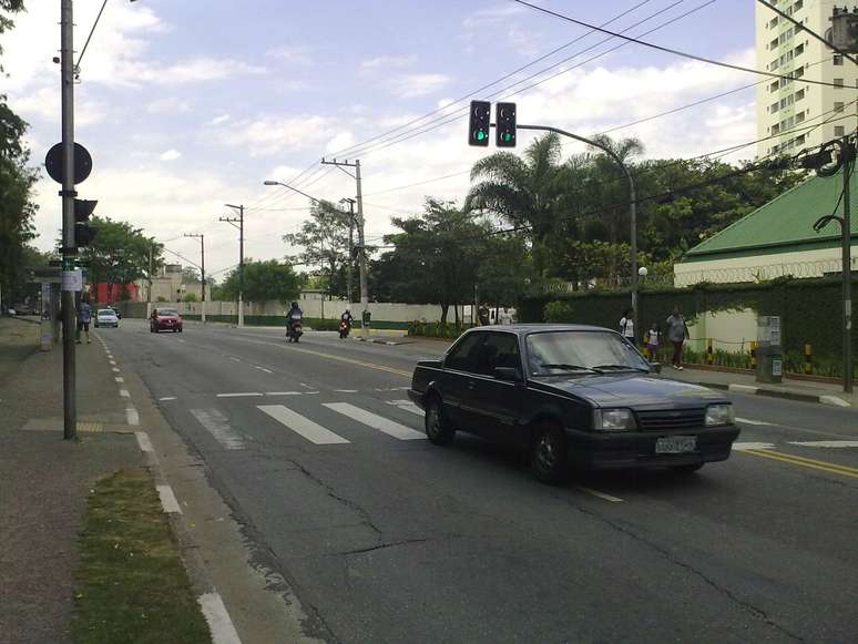 Botão que solicita a passagem dos pedestres em semáforo na Estrada Guarapiranga  será reparado pela CET