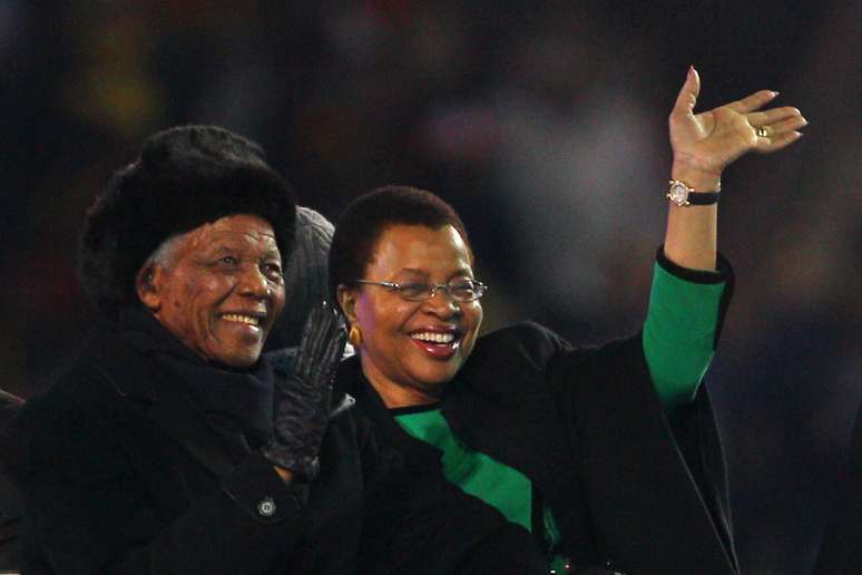 <p>Na foto, Mandela e a esposa, Graça Machel, acenam para multidão durante jogo da Copa do Mundo na África do Sul, em 2010</p>