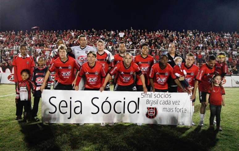 <p>Afinidade da comiss&atilde;o t&eacute;cnica com a diretoria ajuda a selecionar elenco em rela&ccedil;&atilde;o a anos anteriores; t&iacute;tulo da segunda divis&atilde;o ga&uacute;cha em 2013 (foto) rendeu a perman&ecirc;ncia de "jogadores de primeira divis&atilde;o"</p>