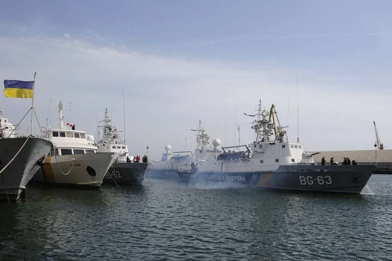 <p>Embarcações da guarda costeira ucraniana conduzem patrulhas no Mar Negro, em 25 de março. Dezenas de navios ucranianos deixaram a Crimeia nas últimas semanas</p>