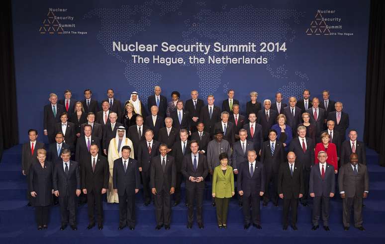 <p>Líderes mundiais posam para uma foto durante a 3ª Cúpula sobre Segurança Nuclear, em Haia, Holanda, nesta terça-feira, 25 de março</p>