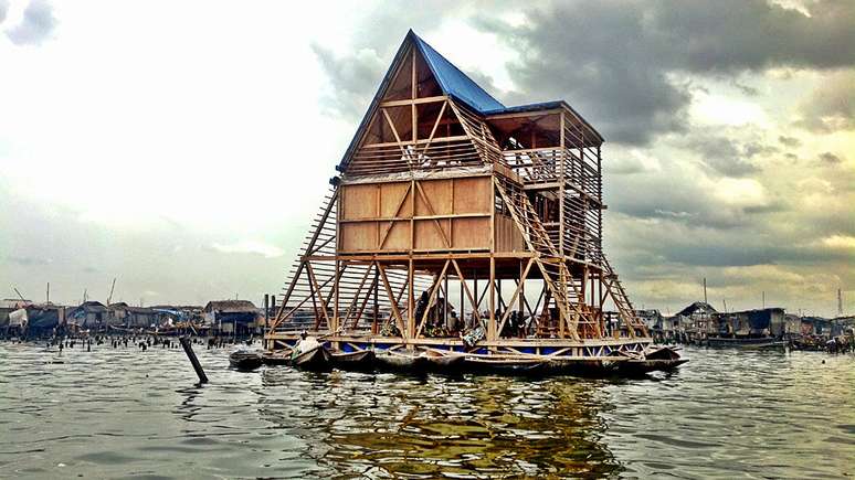Este protótipo de escola flutuante, construído para a comunidade de Makoko, na Nigéria, segue uma abordagem inovadora, sustentável e barata, atendendo as necessidades da população local, que vive em palafitas sobre a Lagoa de Lagos