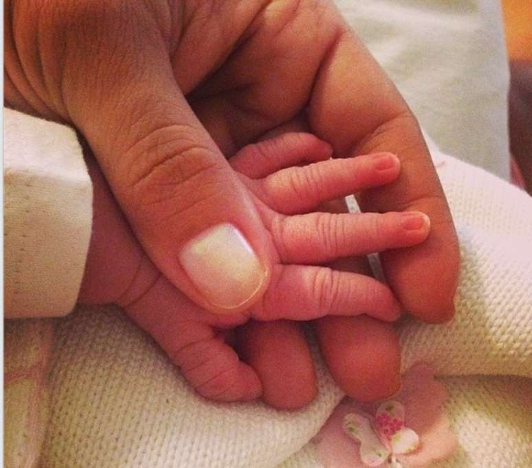 Atriz postou em seu perfil no Instagram uma foto segurando a m&atilde;o da filha: "amor maior"
