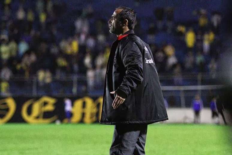 <p>Contratado em 2012, t&eacute;cnico Rog&eacute;rio Zimmerman (foto) foi trazido ao clube pelo presidente Ricardo Fonseca; com dirigente, treinador indica jogadores para formar elenco competitivo</p>