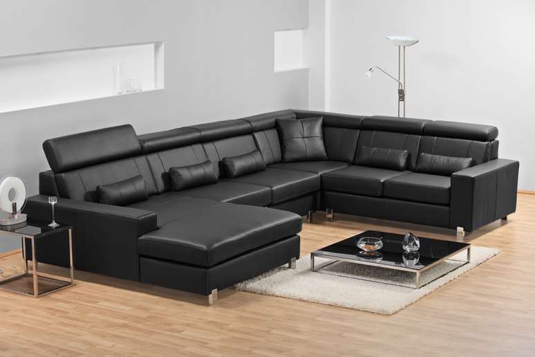 Se existe uma peça que é sinônimo de glamour e sofisticação, esta peça é o sofá de couro preto. O móvel é automaticamente associado a ambientes de alto padrão e, por isso, mesmo as decorações mais simples ganham um toque de requinte com ele. Veja alguns exemplos a seguir