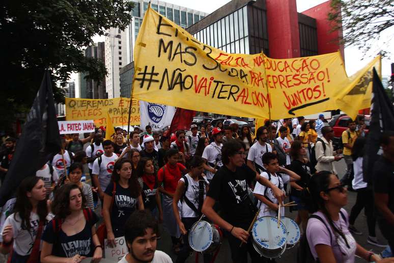 O protesto teve a participação de representantes de entidades como União Nacional dos Estudantes (UNE), União Estadual dos Estudantes (UEE) e União da Juventude Socialista (UJS)