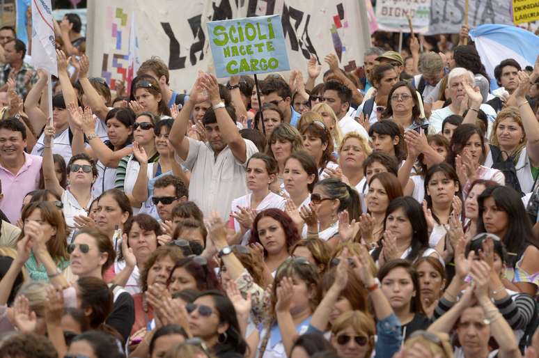 <p>Professores participam de uma manifestação exigindo aumento salarial em frente ao Ministério da Educação, em Buenos Aires, nesta quarta-feira, 26 de março</p>