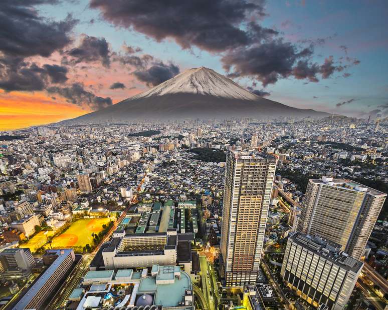 Monte Fuji - O Monte Fuji fica a oeste de Tóquio, em Honshu, e pode ser observado da capital em dias de céu limpo. Mais alta montanha do arquipélago japonês, o Fuji é um vulcão ativo, mas de baixo risco de erupção, e é um dos maiores símbolos do Japão