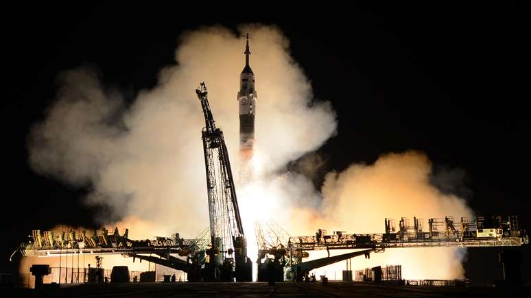 <p>Foguete Soyuz com astronauta americano e cosmonautas russos a bordo, no momento de saída da plataforma de lançamento no cosmódromo de Baikonur, no Cazaquistão, na terça-feira, 25 de março</p>
