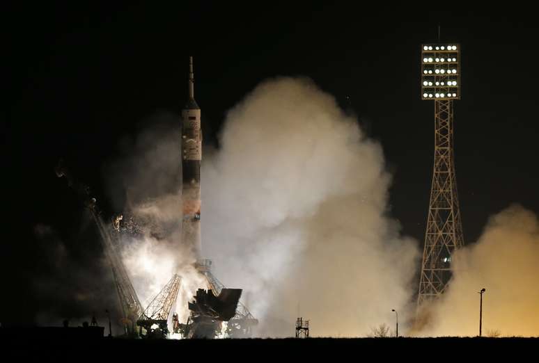 <p>O foguete foi lançado na última terça-feira, 25, com dois russos e um americano a bordo</p>