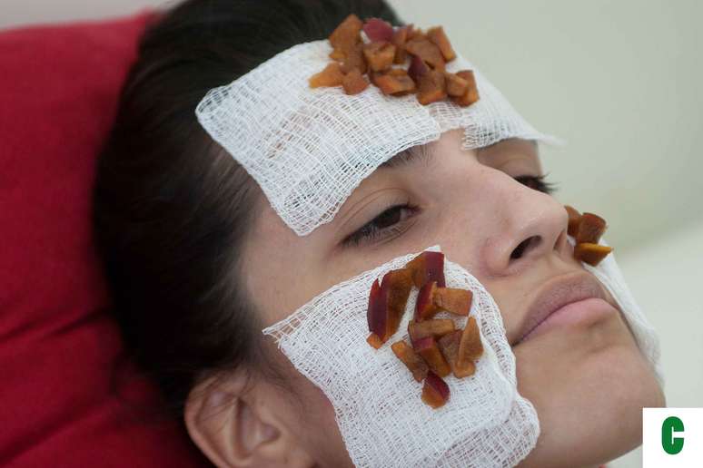 Certo: espalhe a fruta pelo rosto, só não coloque na sensível região dos olhos. Em seguida, deixe descansar por 15 minutos
