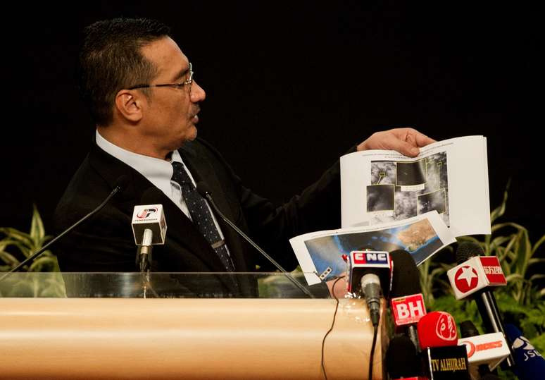 <p>Ministro malaio Hishammuddin Hussein mostra imagens de possíveis destroços durante sua declaração sobre o vôo MH370, no Putra World Trade Center (PWTC), em Kuala Lumpur, nesta quarta-feira, 26 de março</p>