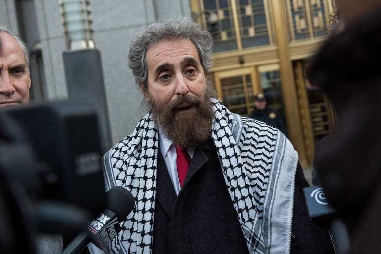 <p>Stanley L. Cohen, advogado que representa o genro de Osama Bin Laden, Sulaiman Abu Ghaith, fala aos jornalistas, do lado de fora do tribunal federal, em 24 de março, em Nova York</p>