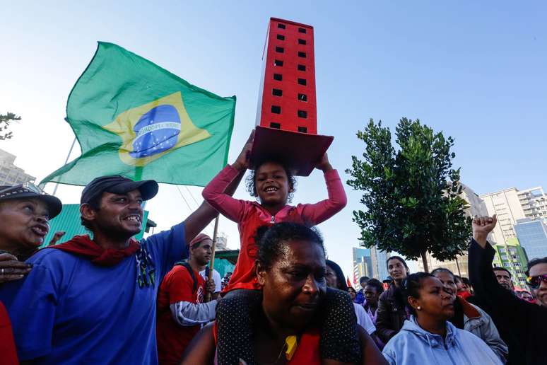 <p>Grupo partiu em marcha na zona oeste em direção à prefeitura</p>