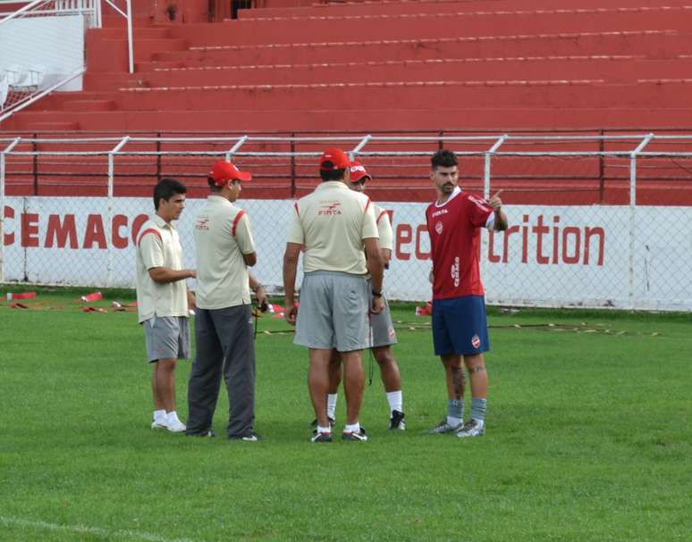 Radamés conversa com comissão técnica antes do treino físico