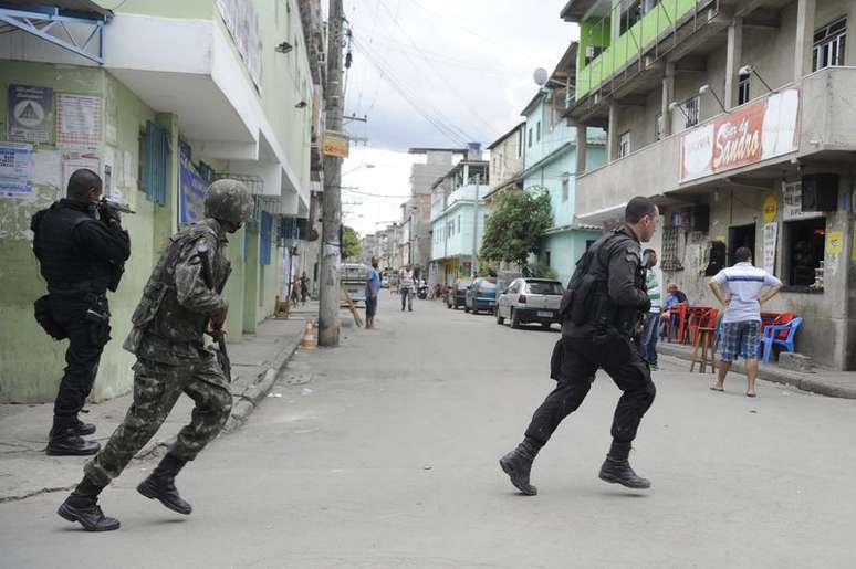 Militares do 1º Batalhão de Engenharia de Combate-Escola do Exército buscam armas enterradas por traficantes no Complexo da Maré