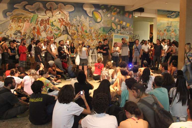 Alunos da Universidade Federal de Santa Catarina (UFSC) decidiram passar a noite no prédio da reitoria após o tumulto que resultou em cinco estudantes presos e dezenas de feridos 