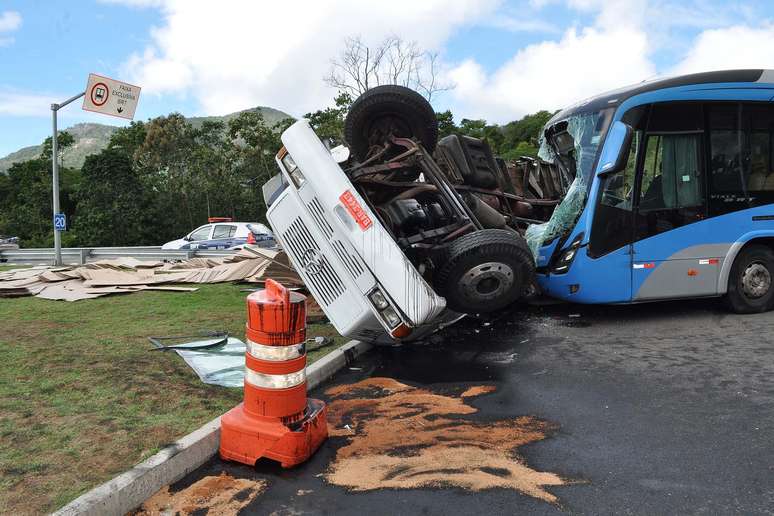 Ônibus e caminhão bateram na avenida das Américas