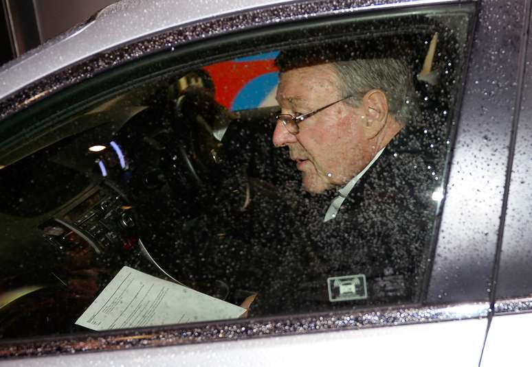 <p>Cardeal George Pell chega para prestar depoimento a uma Comissão Real sobre caso de abuso sexual infantil na Austrália, em Sydney, em 27 de março</p>