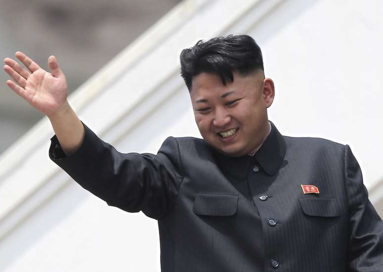 <p>Kin Jong Un recomendou que os norte-coreanos cortem seus cabelos a cada 15 dias. Na foto, o líder acena para veteranos durante um desfile militar em julho de 2013</p>