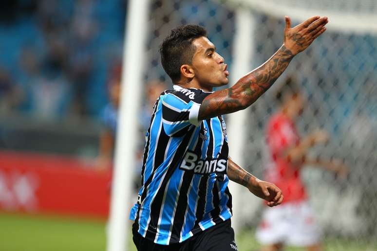 Dudu contou com a sorte para abrir o placar para o Grêmio