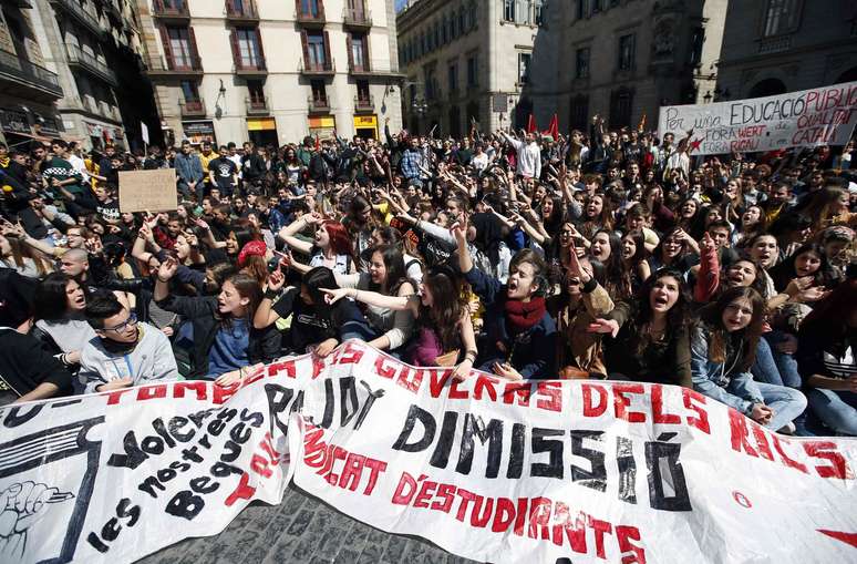 Estudantes sentam no chão durante protestos. Eles gritavam palavras de ordem em segundo dia de uma greve estudantil nacional que já dura 48 horas. Os estudantes protestam contra o aumento dos honorários e cortes educativos em Barcelona