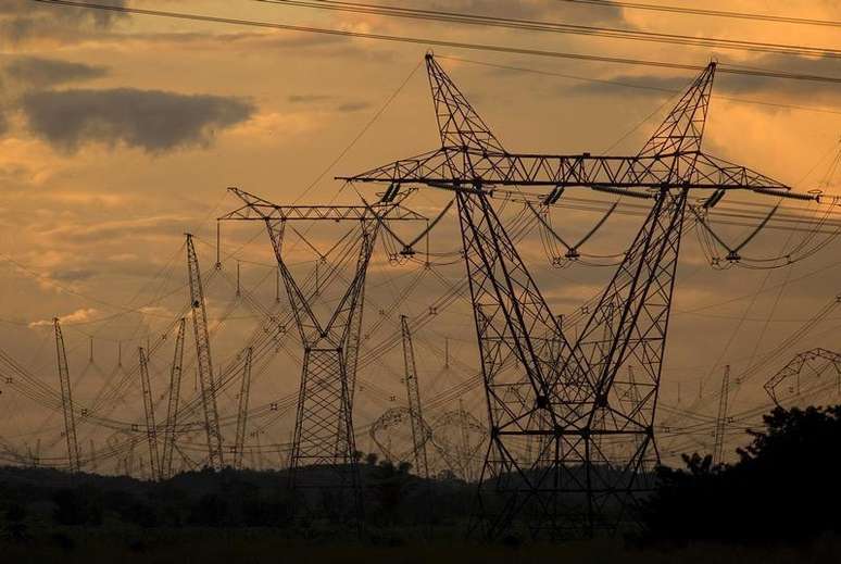 Torres e linhas de alta tensão perto de Marabá, no Pará. O consumo de energia elétrica no Brasil subiu 8,6 por cento em fevereiro sobre um ano antes, a 41.403 gigawatts-hota (GWh), informou a Empresa de Pesquisa Energética (EPE), nesta quinta-feira. 30/03/2010