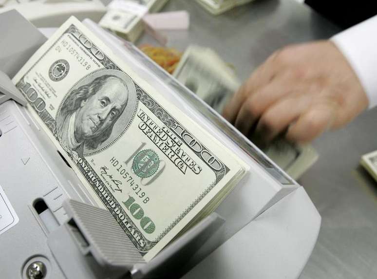 <p>Na semana, o dólar acumulou queda de 3,04%, mas no mês ainda acumula alta de 1,73%</p>