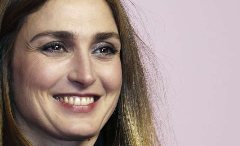 <p>Atriz francesa Julie Gayet sorri enquanto chega à 39ª cerimônia Cesar Awards, em Paris, em 28 de fevereiro</p>